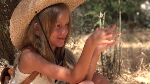 Laughing Kid Spelen door boom, Kind in olijfboomgaard, Gelukkig meisje Ontspannen op weide Outdoor in de zomer 4K — Stockvideo