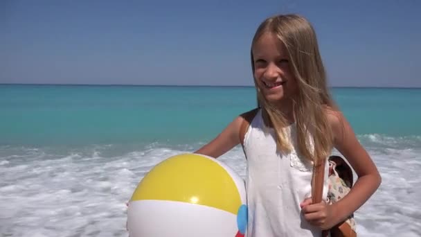 Kid Beach Gyermek Játszik Tengerparton Szőke Lány Nevet Arc Szabadban — Stock videók