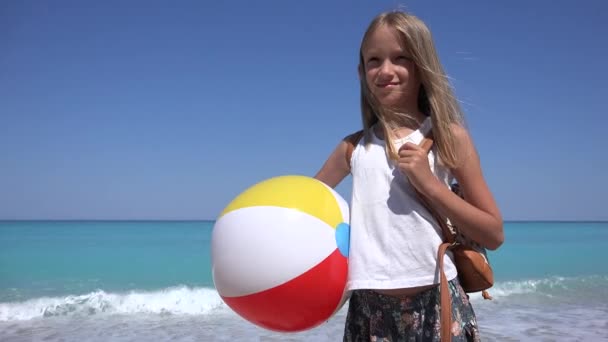 Παιδί στην παραλία, παιδί παίζει στην παραλία, ξανθό κορίτσι γέλιο πρόσωπο Εξωτερική, Ωκεανός, ακτογραμμή — Αρχείο Βίντεο