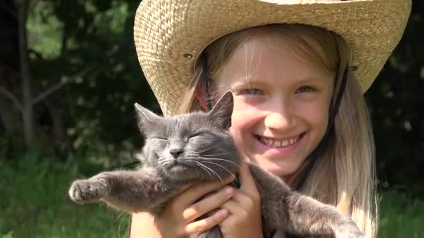 Enfant heureux jouant avec des animaux, rire fille portrait avec des chats 4K extérieur — Video