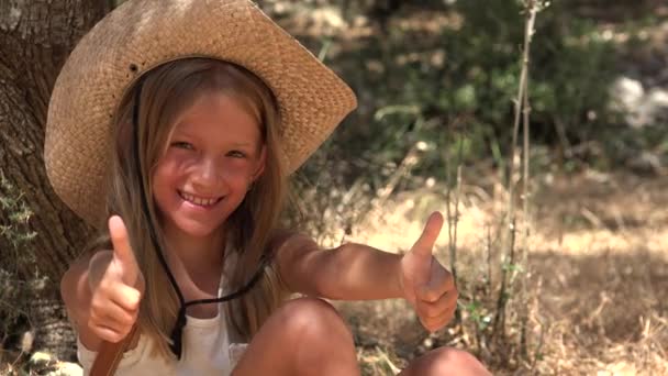 Ragazzo sul prato che fa segno OK, Happy Child Face Show Pollici su ridere bambina ritratto giocare all'aperto 4K — Video Stock