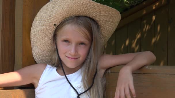 Criança balançando no parque, Criança brincando ao ar livre na natureza, Sorrindo Happy Girl Retrato joga ao ar livre no pátio, natureza — Vídeo de Stock