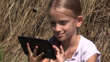 Dışarıda Tablet Oynayan Çocuk, Kırsal Çocuk Akıllı Telefon, İnternet Arayan Kırsal Genç Kız