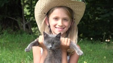 Bahçede Kedi Oynayan Çocuk, Kedicikle Gülen Kız Portresi, Bahçede Çocuk ve Hayvanları, Çocuk Evcil Hayvanı