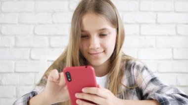 Akıllı Telefon Oynayan Çocuk, Telefonla İnternete Bakan Çocuk, Mesajları Okuyan Sarışın Genç Kız, Cihazlar Aranıyor