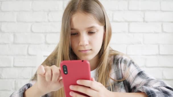 Kind spelen Smartphone, Kind surfen op internet op de telefoon, Tiener Blond Meisje Lezen Berichten, Zoeken Online op apparaten — Stockvideo