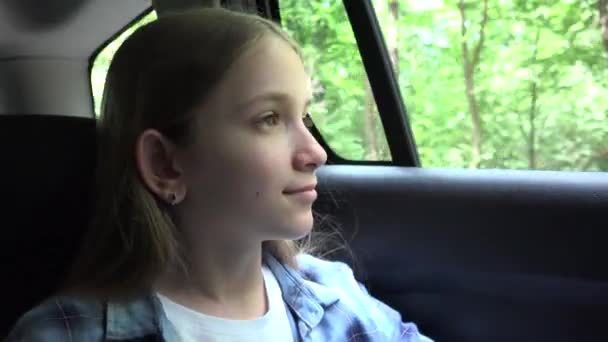 Дитина подорожує автомобілем, дівчинка-підліток дивиться вікно під час руху, дитина в поїздці в сільській місцевості — стокове відео