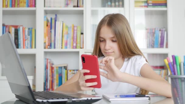 Kid Använda Smartphone Studera i videokonferens, Barn lärande, Skriva i biblioteket, Blond Schoolgirl chatta med lärare hemma i Coronavirus Pandemic Crisis, Hemundervisning, Online Education — Stockvideo