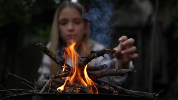 Kid Playing at Campfire Outdoor in Night, Child Plays with Fire in Camp, Blonde Girl in Nature at Countryside, Rustic View in Dark — стокове відео