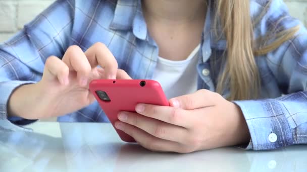 Дети играют в смартфон, дети просматривают Интернет по телефону, блондинка-подросток читает сообщения, поиск в Интернете на устройствах — стоковое видео