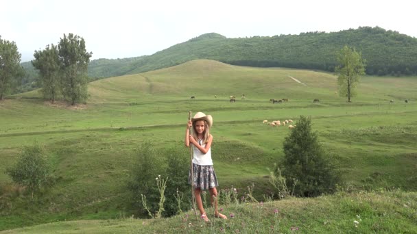 Jordbrukare Kid och betande får, Cowboy barn porträtt betande, blond söt flicka herde betade djur i fält — Stockvideo