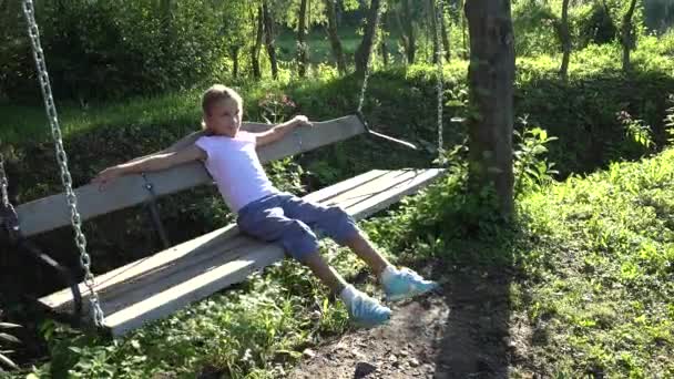 Kind zingen in het park, Kind spelen buiten in de tuin, Meisje ontspannen in de natuur — Stockvideo