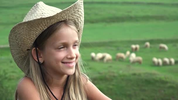 Farmer Kid and Grazing Sheep, Cowboy Child Portrait Pastagem, Loira bonito menina pastor pastoreado animais no campo — Vídeo de Stock