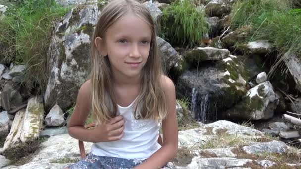 Niño Turista Por Río en las Montañas, Niño en Camping, Vista de Niña en el Bosque de las Montañas, Campamento con Vista a la Naturaleza — Vídeos de Stock