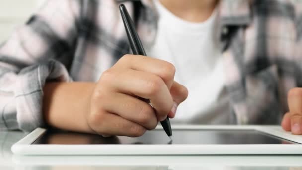 Παιδί που σπουδάζει στο Tablet, κορίτσι που γράφει στο γραφείο, παιδί που μαθαίνει να κάνει εργασίες στο σπίτι — Αρχείο Βίντεο