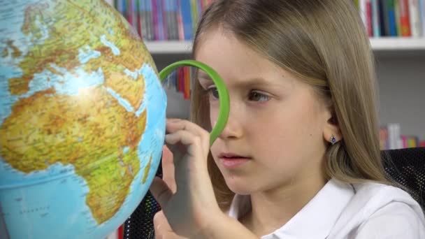Kid Studium Země Globe, Dítě ve škole, Dívka učení, Student výzkum knihovna — Stock video