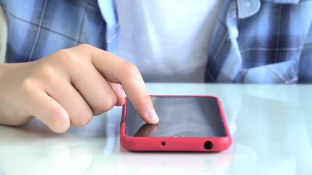 Kid Playing Smartphone, Przeglądanie Internetu przez dzieci w telefonie, Nastolatka Czytanie wiadomości, Szukanie Online — Wideo stockowe