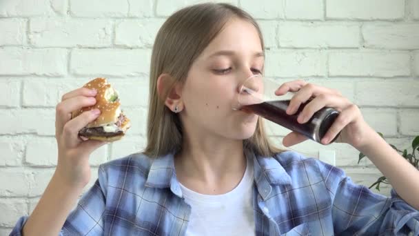 Kid eten Fast Food, Kind eet hamburger in restaurant, tiener meisje drinken sap — Stockvideo