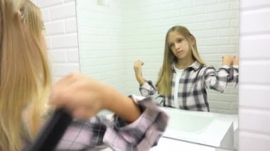 Çocuk aynada saç fırçalama, çocuk saçı banyoda giyinme, sarışın kız kavgası, saç stili.