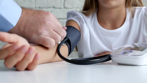 Tonomètre mesurant la pression artérielle, enfant malade à l'hôpital, médecin consultant les enfants. Personnes Soins de santé médicaux — Video