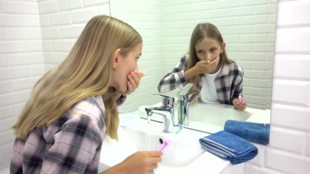 Brossage des dents de bébé dans la salle de bain, Lavage des enfants par brosse à dents, Fille blonde dans le miroir — Video