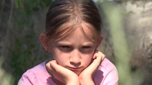 Triste enfant abandonné dans les ruines, malheureux enfant errant, déprimé pauvre fille intimidée, sans abri — Video