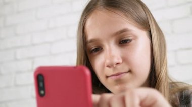 Akıllı Telefon Oynayan Çocuk, Telefondaki Çocuk İzleme İnterneti, Mesajları Okuyan Genç Sarışın Kız, Cihazlar Aranıyor, Kapanış