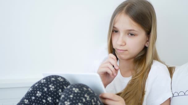 Gyerek tanul az iskolában az ágyban, tinédzser fiatal lány tanulás, gyermek írás házi feladat — Stock videók