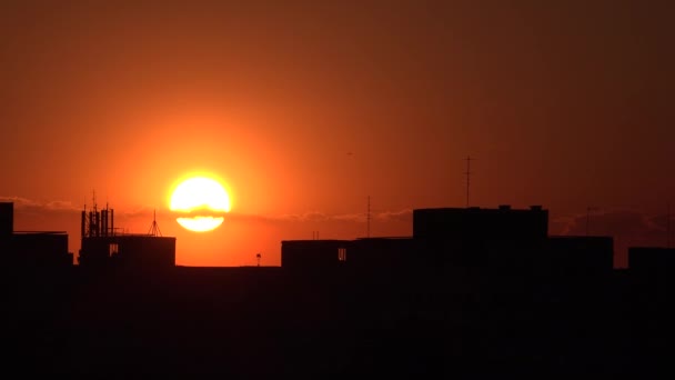 Okres v Dramatický západ slunce, Soumrak, Západ slunce ve městě, Město v východu slunce — Stock video