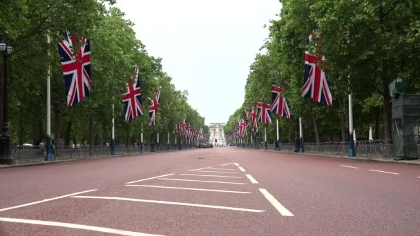 Şehir merkezindeki alışveriş merkezinde trafik vardı. Buckingham Sarayı, Cityscape. — Stok video