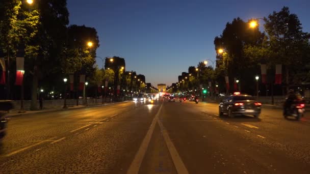 Paris Triumph Arch in Night, Tráfico en Campos Elíseos Viajando por Francia al atardecer en Crepúsculo — Vídeos de Stock