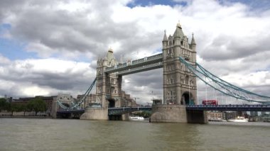 Londra Kule Köprüsü, Thames Nehri Manzarası Ship ve Boats ve Turistler İngiltere 'yi Ziyaret Ediyor