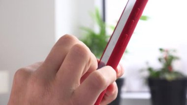 İnternet Akıllı Telefonu Tarayıcısı, Dokunmatik Ekranda Mesaj Okuyan Genç Kadın, Aygıtlarda Oyun Oynayan Kız