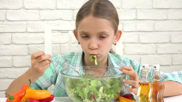 Grabben äter grönsallad, barn i köket, blond tonåring Cooker Girl äter färska grönsaker, matlagning hälsosam grönska mat — Stockvideo