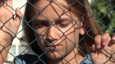 Üzgün Çocuk Terk Edilmiş, Hasta Mutsuz Çocuk Depresyonda, Zorba Kız Portresi Oynamıyor, Çocuk Depresyonu, Üzüntü, Umutsuz İnsanlar