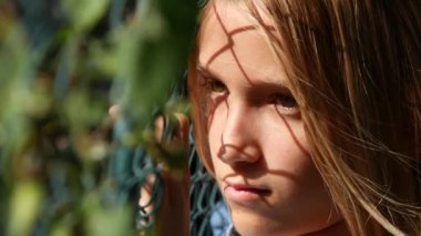 Üzgün Çocuk Terk Edilmiş, Hasta Mutsuz Çocuk Depresyonda, Zorba Kız Portresi Oynamıyor, Çocuk Depresyonu, Üzüntü, Umutsuz İnsanlar