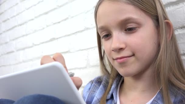 Dziecko grające na tablecie w pokoju zabaw, pisanie prac domowych dla szkoły, Dziewczyna ucząca się w domu, Nauka w domu, Edukacja online ze względu na wybuch pandemii Covid-19 — Wideo stockowe