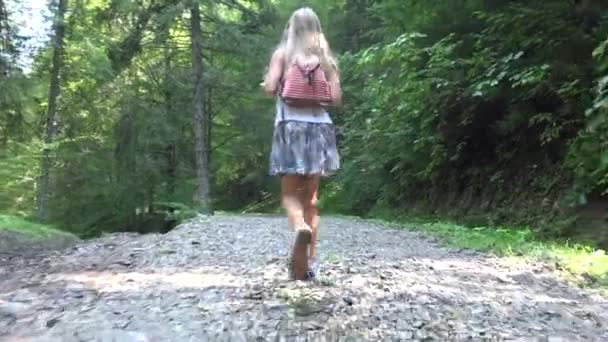 Enfant marchant dans la forêt, Enfant dans les montagnes, Fille jouant dans le camping Aventure, Vacances d'été