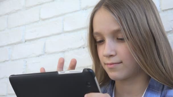 Niño jugando Tablet Navegación por Internet, Niño Smartphone, Chica escribiendo mensajes de lectura en el dispositivo — Vídeo de stock