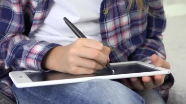 Çocuk Oyun Odasında Tablet Oynuyor, Çocuk Okul Ödevi Yazıyor, Evde Kız Çalışması, Evde Eğitim, Çevrimiçi Eğitim Covid-19 Salgını