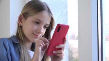 Akıllı Telefon Kullanan Çocuk, İnternete Bakan Çocuk, Akıllı Telefonla Konuşan Genç Kız, Ailelerle İletişim kuran Genç Kız, Cihazda Teknoloji