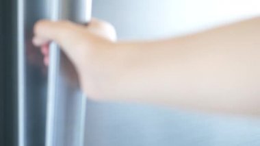 Buzdolabından Kiraz Yiyen Çocuk, Aç Çocuk Buzdolabında Taze Meyve Yiyen Çocuk, Diyette Genç Kız, Mutfakta Sağlıklı Yemek Kadın