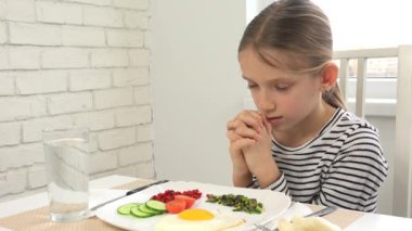 Çocuk mutfakta kahvaltı etmeden önce dua ediyor, çocuk menüsü hazırlıyor, kız dini görüşü var.