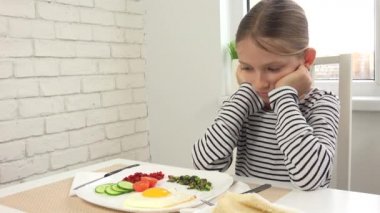 Hasta Çocuk Mutfakta Kahvaltı Yapamadı, Çocuk Yemek Arıyor, İştahsız Kız