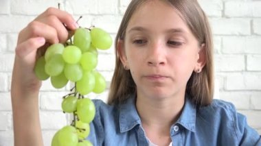 Üzüm Yiyen Çocuk, Meyve Yiyen Çocuk, Mutfakta Kahvaltıda Genç Kız