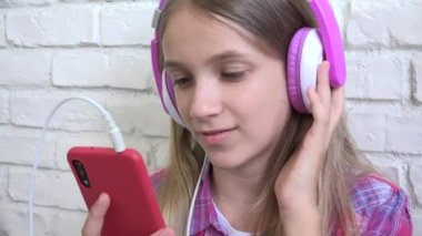 Smartphone 'da Müzik Dinleyen Çocuk, Çocuk Dansı, Kulaklıklı Genç Kız Karaoke' de Şarkı Söylüyor