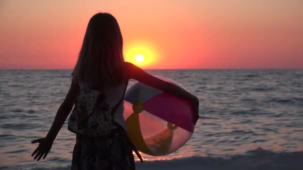 Ragazzo sulla spiaggia, Bambino che gioca sul mare al tramonto, Ragazzina sulla costa che guarda le onde del mare in vacanza estiva — Video Stock