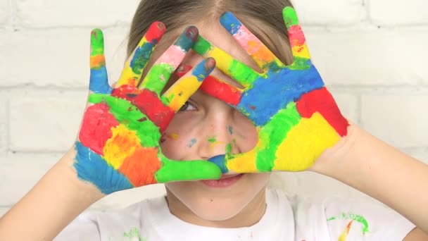 Bambino che gioca le mani dipinte, Bambino guardando in macchina fotografica, Sorridente scuola bionda ragazza viso, Progetto di homeschooling, Educazione dei bambini — Video Stock