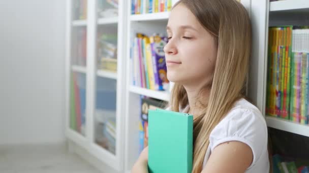 Libros de lectura para niños, Niño estudiante en la biblioteca de la escuela, Niña rubia adolescente que estudia aprendizaje en el aula — Vídeo de stock