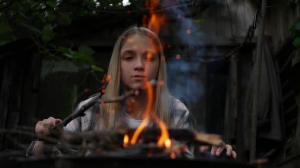 Kid Playing at Campfire Adventure Outdoor in Night, Child Plays with Fire in Camp, Girl in Nature at Countryside, Rustic View in Dark — стокове відео